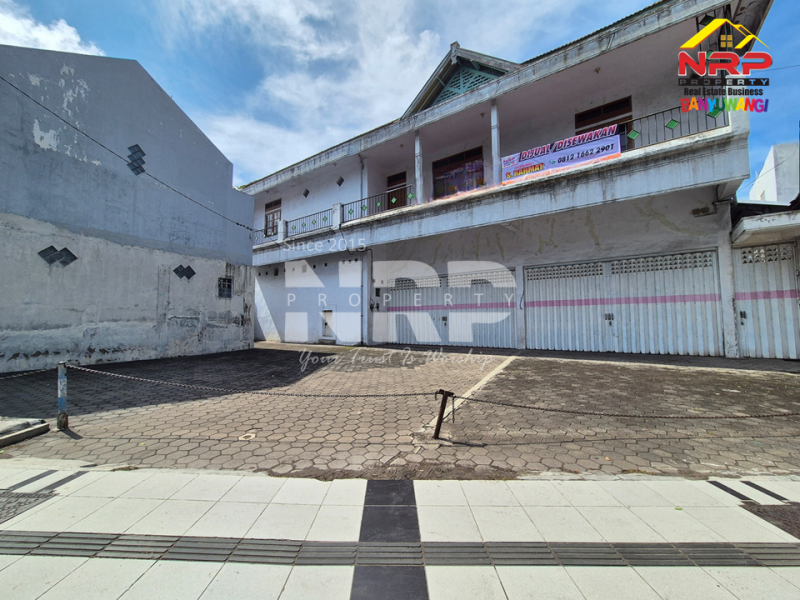 Dijual/Disewakan Ruko 2 Lantai Strategis di Simpang 5 Banyuwangi Kota  Dijual Ruko 2 Lantai Strategis di Simpang 5 Banyuwangi Dijual Ruko 2 Lantai Strategis di Simpang 5 Banyuwangi
Berdiri di pusat keramaian kota, tempat di mana setiap langkah membawa peluang.
Cocok untuk bisnis, NRP BANYUWANGI
