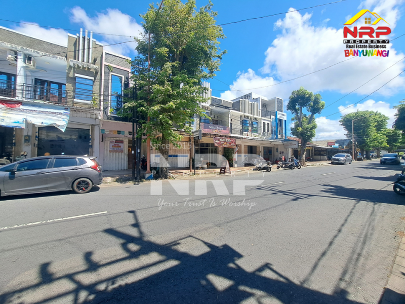 Disewakan Ruko 2 Lantai di Tamanbaru - Banyuwangi Disewakan Ruko 2 Lantai di Tamanbaru - Banyuwangi Disewakan Ruko 2 Lantai di Dekat Kampus Untag- Banyuwangi
Terletak di Area Kampus, Pertokoan, Kuliner dan Unit Usaha Lainnya

Luas Tanah : 24 m2 SHM
Luas NRP BANYUWANGI