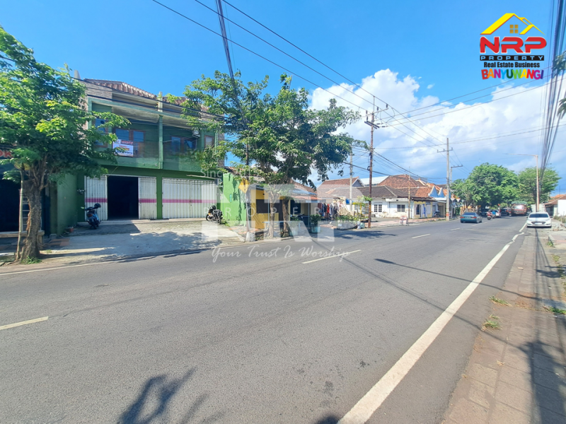Disewakan ruko 2 lantai murah banget di Jl. Mh Thamrin Banyuwangi  Disewakan ruko murah di Lateng Banyuwangi Kota  Bangun bisnis impianmu dari lokasi yang tepat ?
Ruko 2 lantai di jantung kota Banyuwangi siap menemani perjalanan bisnismu.
Strategis, luas, dan nyaman NRP BANYUWANGI