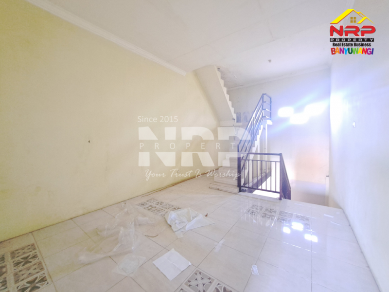 Disewakan ruko 2 lantai murah banget di Jl. Mh Thamrin Banyuwangi  Disewakan ruko murah di Lateng Banyuwangi Kota  Bangun bisnis impianmu dari lokasi yang tepat ?
Ruko 2 lantai di jantung kota Banyuwangi siap menemani perjalanan bisnismu.
Strategis, luas, dan nyaman NRP BANYUWANGI
