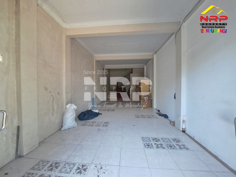 Disewakan ruko 2 lantai murah banget di Jl. Mh Thamrin Banyuwangi  Disewakan ruko murah di Lateng Banyuwangi Kota  Bangun bisnis impianmu dari lokasi yang tepat ?
Ruko 2 lantai di jantung kota Banyuwangi siap menemani perjalanan bisnismu.
Strategis, luas, dan nyaman NRP BANYUWANGI