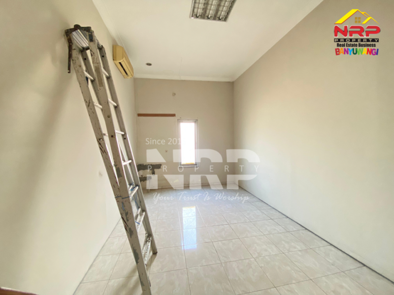 Disewakan Ruko 2 Lantai Siap Huni di Banyuwangi Kota  Disewakan Ruko 2 Lantai Siap Huni di Banyuwangi Kota  Disewakan Ruko 2 Lantai Siap Huni di Banyuwangi Kota&nbsp;
Ruko terletak di Pusat Bisnis Kota Banyuwangi
Cocok Untuk Klinik, Perkantoran, Dealer, Showroom NRP BANYUWANGI