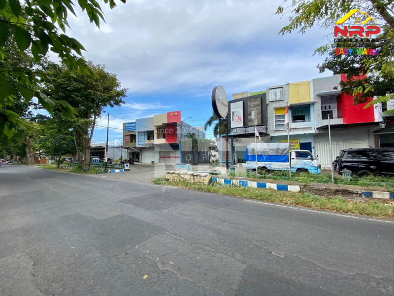 Disewakan Ruko 2 lantai Strategis Pusat Kota Banyuwangi Akses  di Jl. Kepiting  - Banyuwangi  Ruko sewa murah banyuwangi  Disewakan Ruko 2 lantai Strategis Pusat Kota Banyuwangi Akses&nbsp; di Jl. Kepiting&nbsp; - Banyuwangi&nbsp;
Terletak di kawasan komersial, bisnis aktif dan NRP BANYUWANGI
