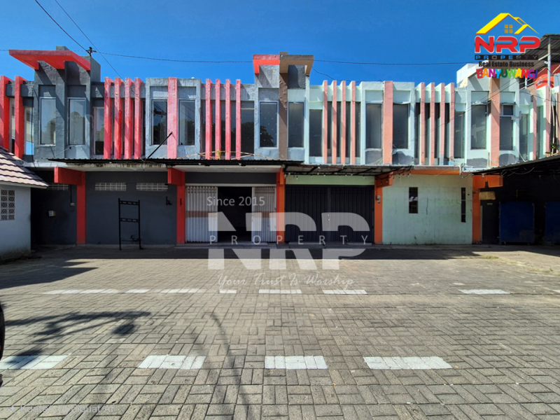 DISEWAKAN RUKO 2 LANTAI – PUSAT KOTA BANYUWANGI DISEWAKAN RUKO 2 LANTAI – PUSAT KOTA BANYUWANGI DISEWAKAN RUKO 2 LANTAI &ndash; PUSAT KOTA BANYUWANGI ????
Kalau lokasi adalah segalanya dalam bisnis, ruko ini punya semuanya!
Dekat McD Banyuwangi, Dekat NRP BANYUWANGI