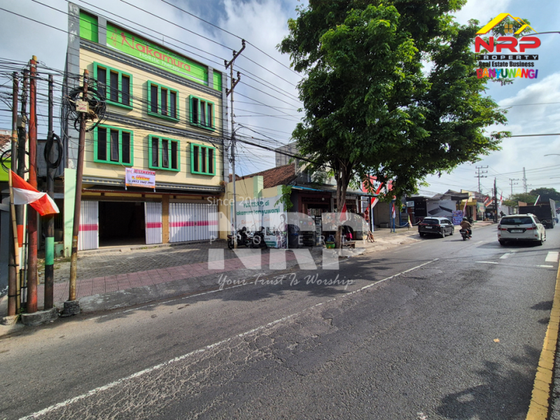 Disewakan Ruko 3 Lantai di Pakis - Banyuwangi Kota  Disewakan Ruko 3 Lantai di Pakis - Banyuwangi Kota  Disewakan Ruko 3 Lantai di Pakis - Banyuwangi Kota&nbsp;
Ruko terletak di Pusat Bisnis Kota Banyuwangi
Depan hotel santika banyuwangi. Cocok Untuk Klinik, NRP BANYUWANGI