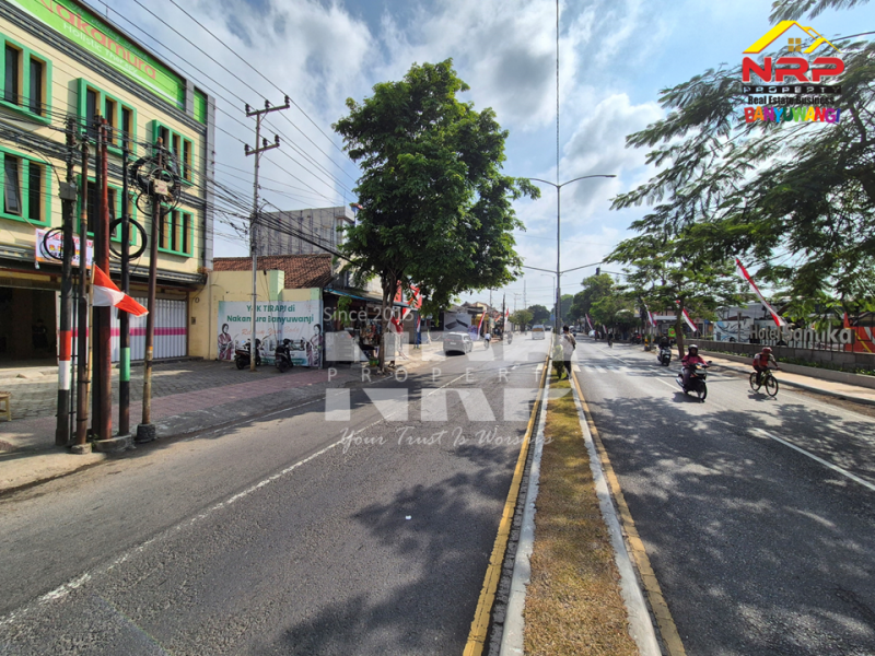 Disewakan Ruko 3 Lantai di Pakis - Banyuwangi Kota  Disewakan Ruko 3 Lantai di Pakis - Banyuwangi Kota  Disewakan Ruko 3 Lantai di Pakis - Banyuwangi Kota&nbsp;
Ruko terletak di Pusat Bisnis Kota Banyuwangi
Depan hotel santika banyuwangi. Cocok Untuk Klinik, NRP BANYUWANGI