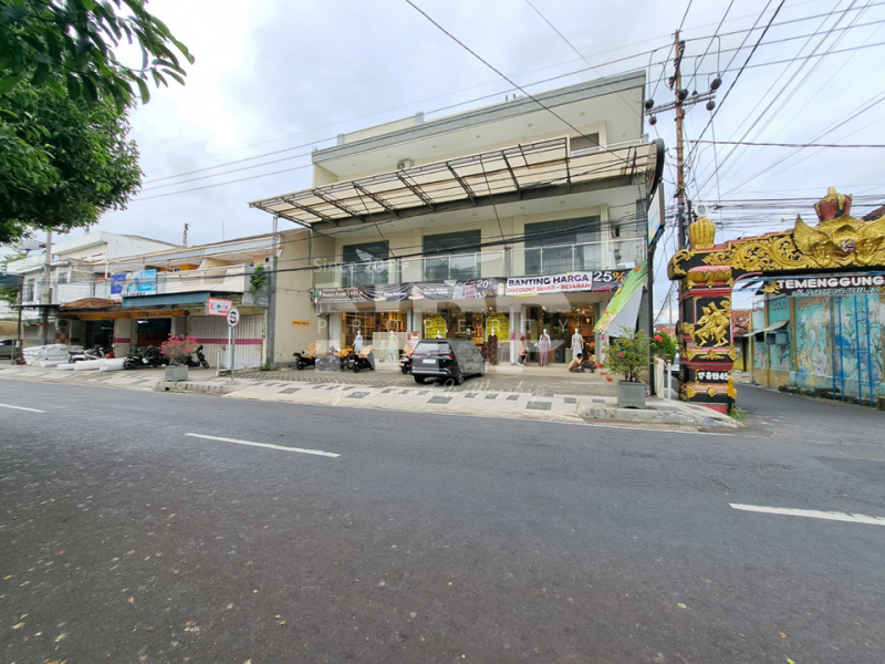 Disewakan Ruko 3 Lantai Sangat Strategis di Lateng - Banyuwangi  Disewakan Ruko 3 Lantai Sangat Strategis di Lateng - Banyuwangi  Disewakan Ruko 3 Lantai Sangat Strategis di Lateng - Banyuwangi&nbsp;
Terletak di Pusat Kota dan Kawasan Bisnis Aktif di Kota Banyuwangi

Luas Tanah : +/- NRP BANYUWANGI