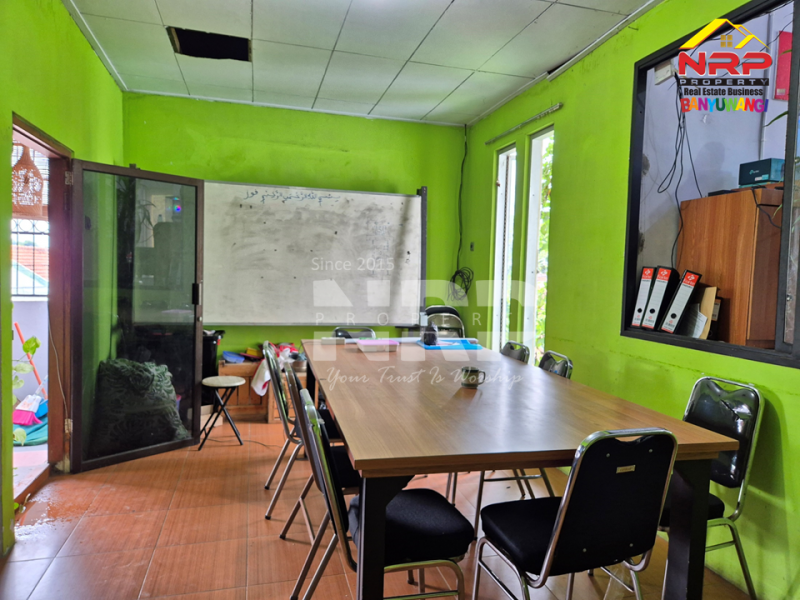 Disewakan Ruko Strategis 2 Lantai di JL. Adi Sucipto - Banyuwangi Disewakan Ruko Strategis 2 Lantai di JL. Adi Sucipto - Banyuwangi Disewakan Ruko Strategis 2 Lantai di JL. Adi Sucipto - Banyuwangi
Lokasi terletak di Ruas Jalan Utama Kota Banyuwangi
Lingkungan Kantor Dinas Pemerintahan, NRP BANYUWANGI