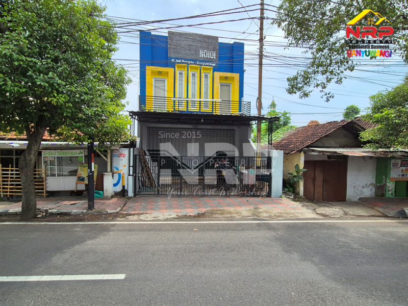 Disewakan Ruko Strategis 2 Lantai di JL. Adi Sucipto - Banyuwangi Disewakan Ruko Strategis 2 Lantai di JL. Adi Sucipto - Banyuwangi Disewakan Ruko Strategis 2 Lantai di JL. Adi Sucipto - Banyuwangi
Lokasi terletak di Ruas Jalan Utama Kota Banyuwangi
Lingkungan Kantor Dinas Pemerintahan, NRP BANYUWANGI