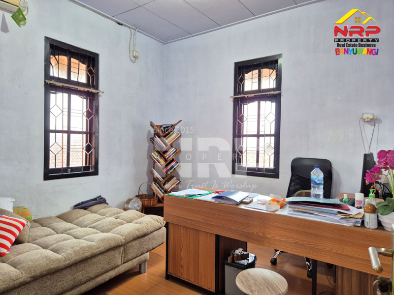Disewakan Ruko Strategis 2 Lantai di JL. Adi Sucipto - Banyuwangi Disewakan Ruko Strategis 2 Lantai di JL. Adi Sucipto - Banyuwangi Disewakan Ruko Strategis 2 Lantai di JL. Adi Sucipto - Banyuwangi
Lokasi terletak di Ruas Jalan Utama Kota Banyuwangi
Lingkungan Kantor Dinas Pemerintahan, NRP BANYUWANGI