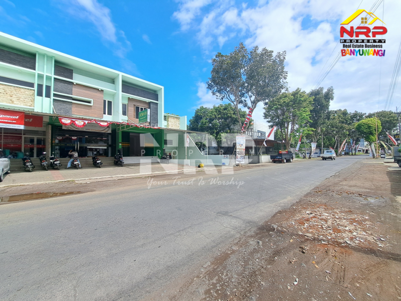 Disewakan Ruko Strategis di tepi Jl. Kepitinng - Banyuwangi  Disewakan Ruko Strategis di tepi Jl. Kepitinng - Banyuwangi  Disewakan Ruko Strategis di tepi Jl. Kepitinng - Banyuwangi&nbsp;
Terletak dikawasan sentra bisnis dan kuliner, pendidikan, dan pertokoan.&nbsp;
Cocok untuk NRP BANYUWANGI