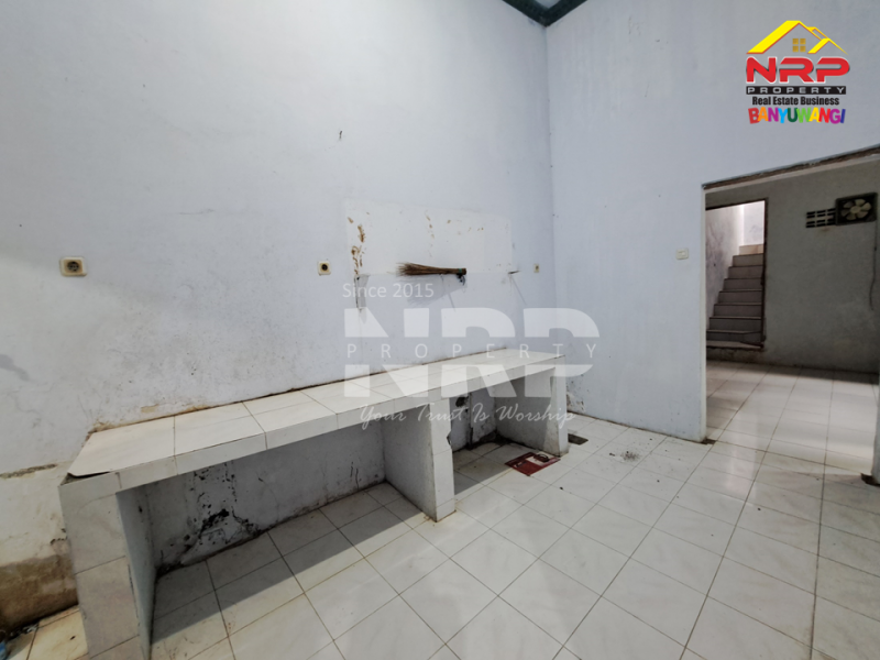 Disewakan Rumah 2 lantai di Ketapang - Banyuwangi  Disewakan Rumah 2 lantai di Ketapang - Banyuwangi  Disewakan Rumah 2 lantai di Ketapang - Banyuwangi&nbsp;
100 meter dari Jl. Raya Gatot Subroto Ketapang.&nbsp;
Dekat dengan pusat bisnis dan Pelabuhan NRP BANYUWANGI