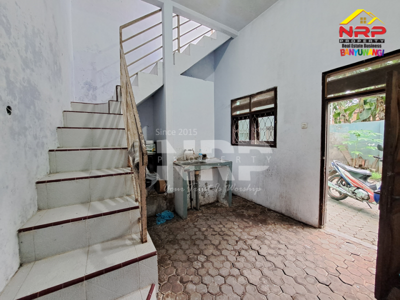 Disewakan Rumah 2 lantai di Ketapang - Banyuwangi  Disewakan Rumah 2 lantai di Ketapang - Banyuwangi  Disewakan Rumah 2 lantai di Ketapang - Banyuwangi&nbsp;
100 meter dari Jl. Raya Gatot Subroto Ketapang.&nbsp;
Dekat dengan pusat bisnis dan Pelabuhan NRP BANYUWANGI