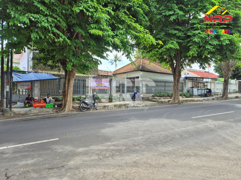 Disewakan Rumah klasik dengan nuansa elegan, lokasi super strategis tepat di depan RS Yasmin Banyuwangi. Disewakan Rumah klasik dengan nuansa elegan, lokasi super strategis di Banyuwangi Kota  Disewakan Rumah klasik dengan nuansa elegan, lokasi super strategis tepat di depan RS Yasmin Banyuwangi.
Hunian nyaman sekaligus investasi bernilai NRP BANYUWANGI