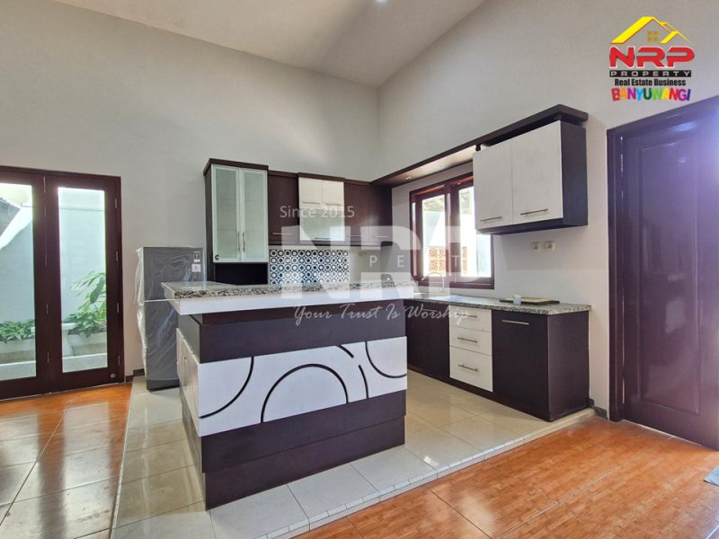 Disewakan Rumah Luas dan Exclusive Full Furniture di Jl. Mendut Banyuwangi  Disewakan rumah mewah di banyuwangi kota  Disewakan Rumah Luas dan Exclusive Full Furniture di Jl. Mendut Banyuwangi&nbsp;
Hunian Nyaman di Pusat Kota Banyuwangi.
Lokasi Sangat Strategis, dekat NRP BANYUWANGI