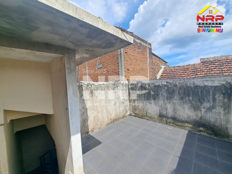 Disewakan Rumah Minimalis di Jl. Agus Salim Banyuwangi kota  Disewakan Rumah Minimalis di Jl. Agus Salim Banyuwangi kota  Disewakan Rumah Luas di Jl. Agus Salim, cocok untuk keluarga yang butuh ruang ekstra dan lingkungan yang nyaman.
Lokasi strategis, akses mudah, dan siap NRP BANYUWANGI