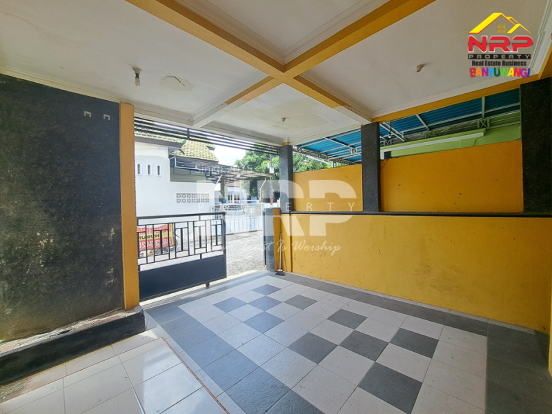 Disewakan Rumah Minimalis di Jl. Agus Salim Banyuwangi kota  Disewakan Rumah Minimalis di Jl. Agus Salim Banyuwangi kota  Disewakan Rumah Luas di Jl. Agus Salim, cocok untuk keluarga yang butuh ruang ekstra dan lingkungan yang nyaman.
Lokasi strategis, akses mudah, dan siap NRP BANYUWANGI