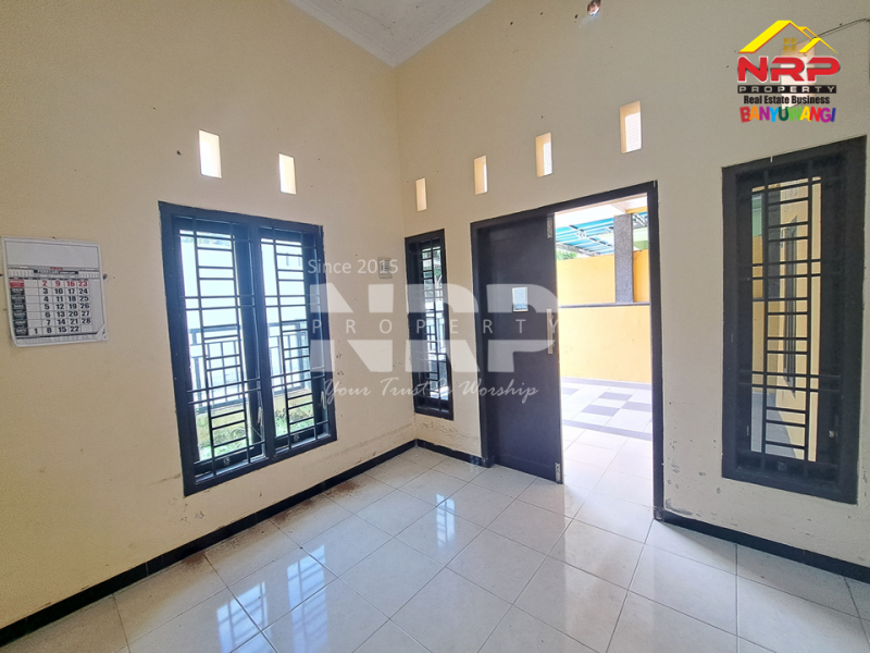 Disewakan Rumah Minimalis di Jl. Agus Salim Banyuwangi kota  Disewakan Rumah Minimalis di Jl. Agus Salim Banyuwangi kota  Disewakan Rumah Luas di Jl. Agus Salim, cocok untuk keluarga yang butuh ruang ekstra dan lingkungan yang nyaman.
Lokasi strategis, akses mudah, dan siap NRP BANYUWANGI