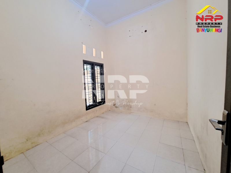 Disewakan Rumah Minimalis di Jl. Agus Salim Banyuwangi kota  Disewakan Rumah Minimalis di Jl. Agus Salim Banyuwangi kota  Disewakan Rumah Luas di Jl. Agus Salim, cocok untuk keluarga yang butuh ruang ekstra dan lingkungan yang nyaman.
Lokasi strategis, akses mudah, dan siap NRP BANYUWANGI
