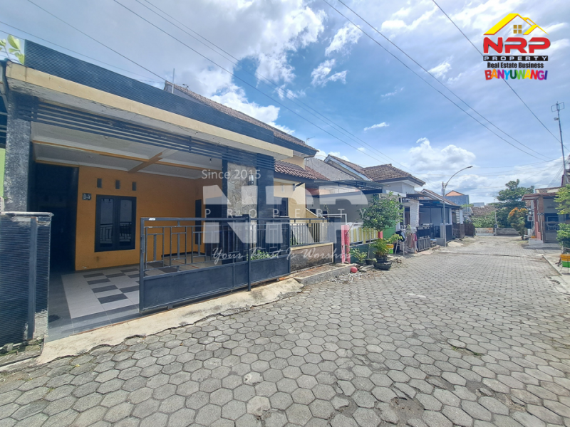 Disewakan Rumah Minimalis di Jl. Agus Salim Banyuwangi kota  Disewakan Rumah Minimalis di Jl. Agus Salim Banyuwangi kota  Disewakan Rumah Luas di Jl. Agus Salim, cocok untuk keluarga yang butuh ruang ekstra dan lingkungan yang nyaman.
Lokasi strategis, akses mudah, dan siap NRP BANYUWANGI