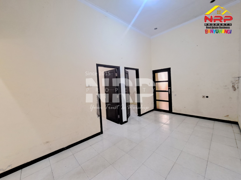 Disewakan Rumah Minimalis di Jl. Agus Salim Banyuwangi kota  Disewakan Rumah Minimalis di Jl. Agus Salim Banyuwangi kota  Disewakan Rumah Luas di Jl. Agus Salim, cocok untuk keluarga yang butuh ruang ekstra dan lingkungan yang nyaman.
Lokasi strategis, akses mudah, dan siap NRP BANYUWANGI