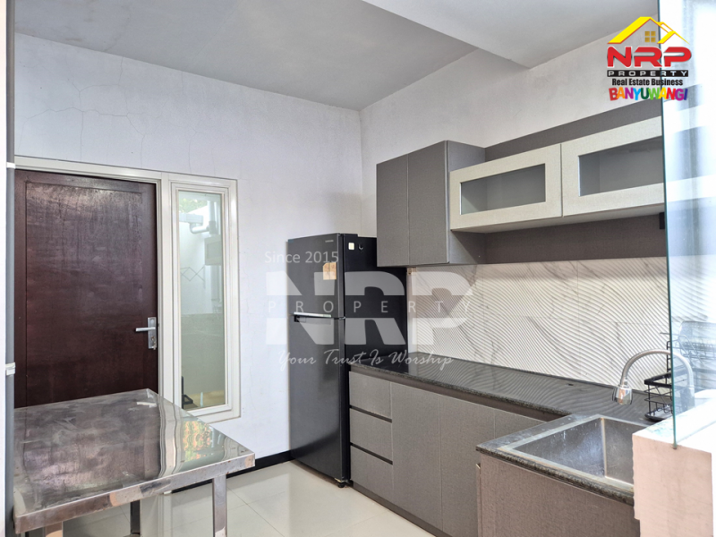 DISEWAKAN RUMAH MODERN FULL PERABOT DI TAMANBARU - BANYUWANGI Disewakan rumah elit full perabot di Tamanbaru Banyuwangi  DISEWAKAN RUMAH MODERN FULL FURNITURE DI TAMANBARU - BANYUWANGI
Terletak di Kawasan Perumahan dengan keamanan dan fasilitas umum yang NRP BANYUWANGI