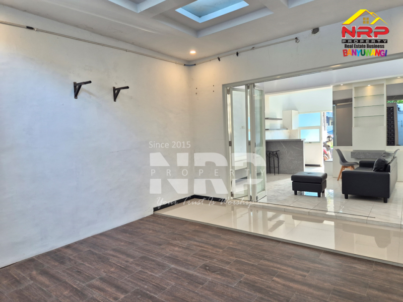DISEWAKAN RUMAH MODERN FULL PERABOT DI TAMANBARU - BANYUWANGI Disewakan rumah elit full perabot di Tamanbaru Banyuwangi  DISEWAKAN RUMAH MODERN FULL FURNITURE DI TAMANBARU - BANYUWANGI
Terletak di Kawasan Perumahan dengan keamanan dan fasilitas umum yang NRP BANYUWANGI