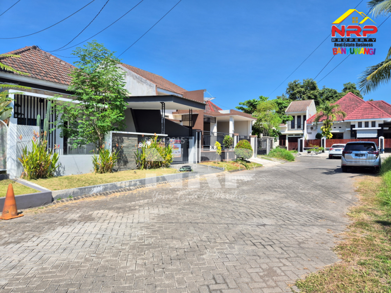 DISEWAKAN RUMAH MODERN FULL PERABOT DI TAMANBARU - BANYUWANGI Disewakan rumah elit full perabot di Tamanbaru Banyuwangi  DISEWAKAN RUMAH MODERN FULL FURNITURE DI TAMANBARU - BANYUWANGI
Terletak di Kawasan Perumahan dengan keamanan dan fasilitas umum yang NRP BANYUWANGI