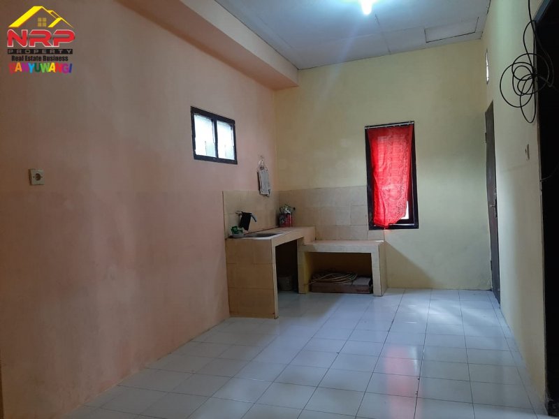 Disewakan Rumah Pojok dengan Halaman Luas di Perum Brawijaya Regency  Disewakan Rumah Pojok dengan Halaman Luas di Perum Brawijaya Regency Banyuwangi Disewakan Rumah Pojok dengan Halaman Luas di Perum Brawijaya Regency Banyuwangi. Hunian Nyaman di Pusat Kota Banyuwangi. Akses 0 Jalan Provinsi "Jl. NRP BANYUWANGI