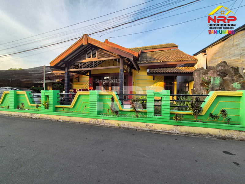 Disewakan Rumah sangat Luas di Kebalenan - Banyuwangi  Disewakan Rumah sangat Luas di Kebalenan - Banyuwangi  Disewakan Rumah sangat Luas di Kebalenan - Banyuwangi&nbsp;
Belakang Kantor Samsat, Dekat dengan fasilitas pendidikan, perbelanjaan, area bisnis, kuliner, NRP BANYUWANGI