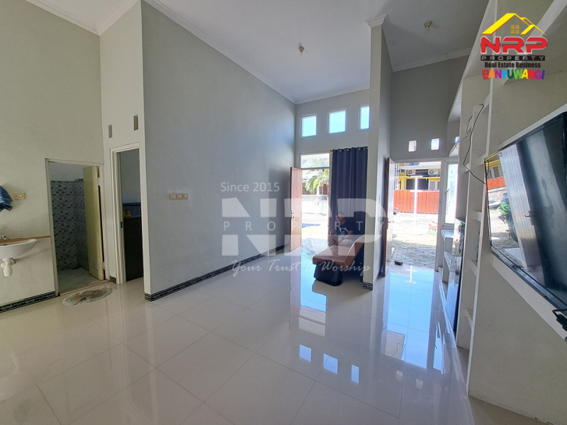 Disewakan Rumah Siap Huni di Perum Permata Banyuwangi Disewakan Rumah Siap Huni di Perum Permata Banyuwangi Disewakan Rumah Siap Huni di Perum Permata Banyuwangi
Llingkungan aman ( One Gate System ) dengan Security, Akses Jalan Sangat Lebar, Rindang dan NRP BANYUWANGI