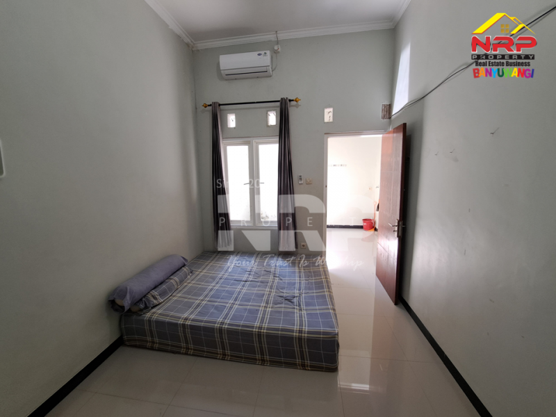 Disewakan Rumah Siap Huni di Perum Permata Banyuwangi Disewakan Rumah Siap Huni di Perum Permata Banyuwangi Disewakan Rumah Siap Huni di Perum Permata Banyuwangi
Llingkungan aman ( One Gate System ) dengan Security, Akses Jalan Sangat Lebar, Rindang dan NRP BANYUWANGI