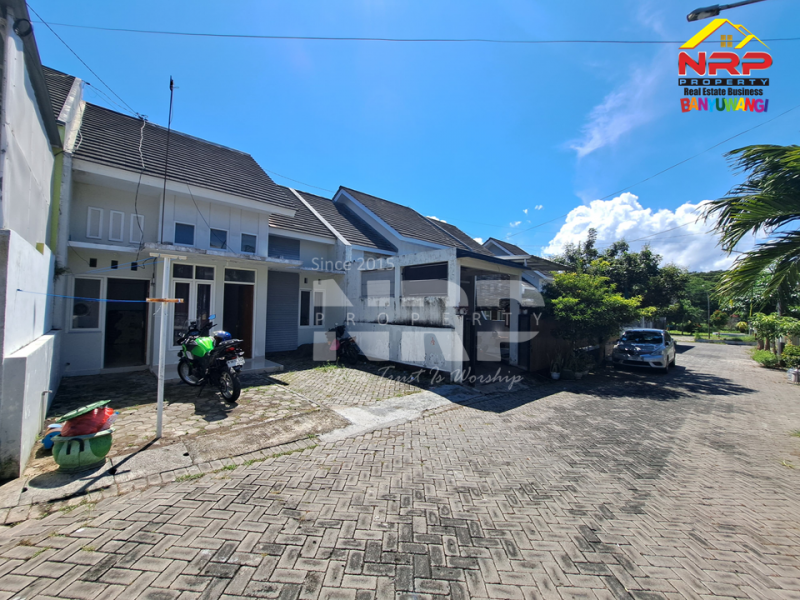 Disewakan Rumah Siap Huni di Perum Permata Banyuwangi Disewakan Rumah Siap Huni di Perum Permata Banyuwangi Disewakan Rumah Siap Huni di Perum Permata Banyuwangi
Llingkungan aman ( One Gate System ) dengan Security, Akses Jalan Sangat Lebar, Rindang dan NRP BANYUWANGI