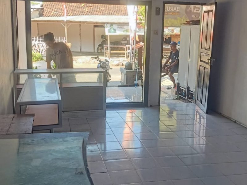 Disewakan Toko di Karangrejo Banyuwangi  Disewakan Toko di Karangrejo Banyuwangi  Disewakan Toko di Karangrejo Banyuwangi&nbsp;
Cocok untuk usaha warung, toko madura dll.&nbsp;

Luas Tanah : 45.5 M2&nbsp;
Luas Bangunan : 39 NRP BANYUWANGI