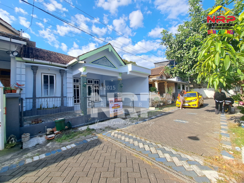 Jual Rumah 1,5 lantai murah di Klatak Banyuwangi  Jual Rumah 1,5 lantai murah di Klatak Banyuwangi  Memang bukan rumah dengan desain kekinian, tapi...
Rumah 1,5 lantai di Klatak ini menawarkan ruang yang lega dan lokasi yang nyaman untuk keluarga

LT/LB : NRP BANYUWANGI