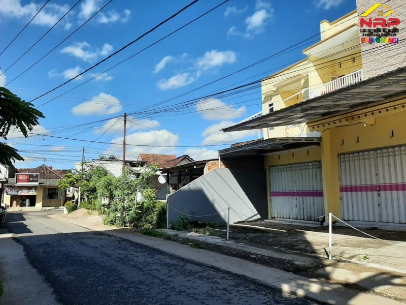 Dijual Ruko Murah 2 Lantai dekat SATPAS POLRESTA Banyuwangi Dijual Ruko Murah 2 Lantai dekat SATPAS POLRESTA Banyuwangi Dijual Ruko Murah 2 Lantai dekat SATPAS POLRESTA Banyuwangi. Lingkungan Padat Penduduk sangat cocok untuk ruang usaha maupun Kantor.
&nbsp;

Fasilitas : 2 NRP BANYUWANGI