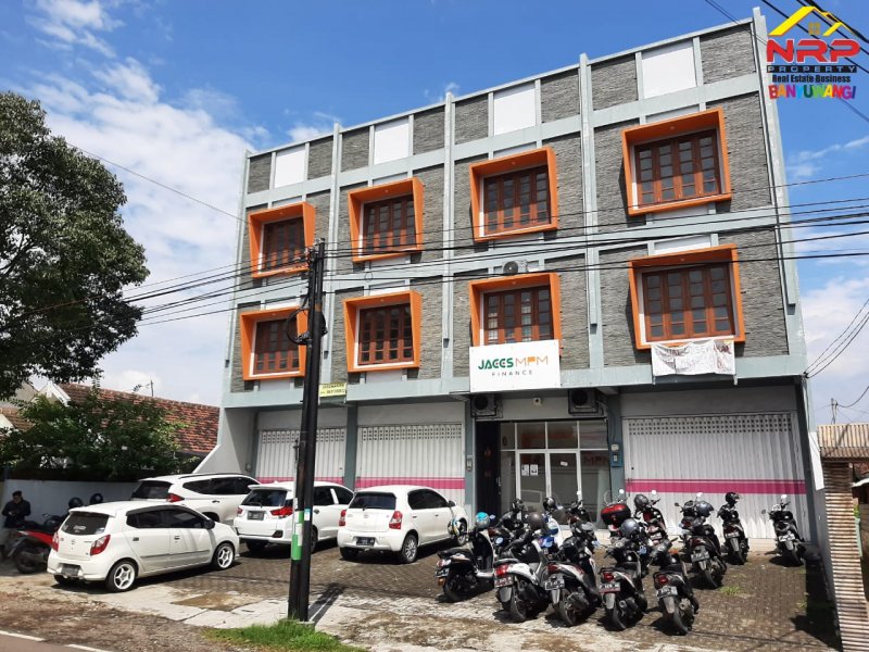 Dijual Ruko Strategis 3 Lantai  di Banyuwangi Dijual Ruko Strategis 3 Lantai  di Sukowidi Banyuwangi Dijual Ruko Strategis 3 Lantai Jl. Yos Sudarso - Banyuwangi. Lokasi sangat startegis, terletak di lingkungan komersial
Sangat cocok untuk Kantor, Showroom NRP BANYUWANGI