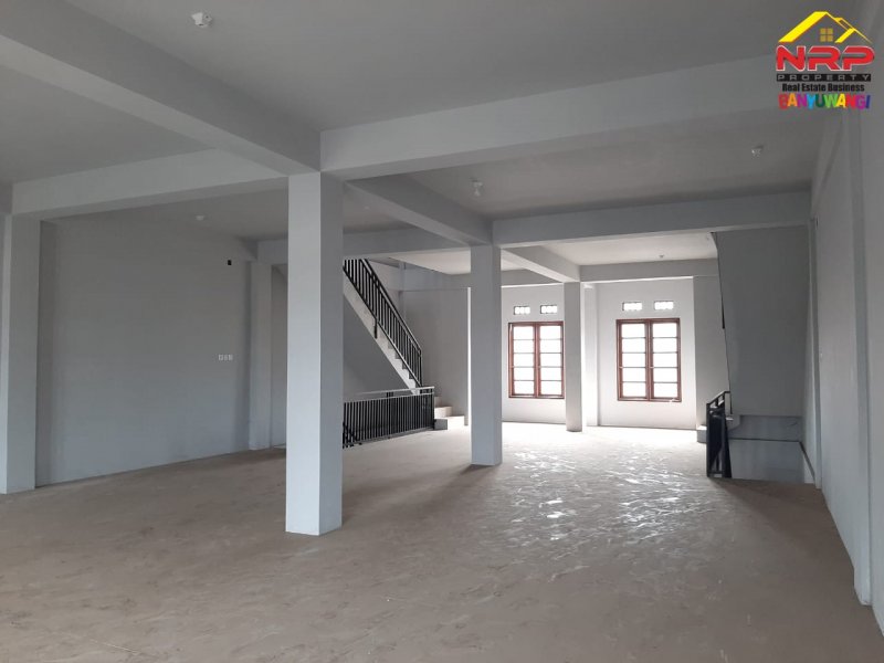 Dijual Ruko Strategis 3 Lantai  di Banyuwangi Dijual Ruko Strategis 3 Lantai  di Sukowidi Banyuwangi Dijual Ruko Strategis 3 Lantai Jl. Yos Sudarso - Banyuwangi. Lokasi sangat startegis, terletak di lingkungan komersial
Sangat cocok untuk Kantor, Showroom NRP BANYUWANGI