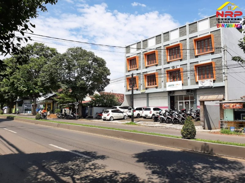 Dijual Ruko Strategis 3 Lantai  di Banyuwangi Dijual Ruko Strategis 3 Lantai  di Sukowidi Banyuwangi Dijual Ruko Strategis 3 Lantai Jl. Yos Sudarso - Banyuwangi. Lokasi sangat startegis, terletak di lingkungan komersial
Sangat cocok untuk Kantor, Showroom NRP BANYUWANGI