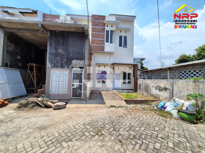 Rumah 2 lantai dengan lokasi strategis memang cuma sedikit di Banyuwangi. Rumah 2 lantai dengan lokasi strategis memang cuma sedikit di Banyuwangi. Rumah 2 lantai dengan lokasi strategis memang cuma sedikit di Banyuwangi.
Yang satu ini ada di Jl. Kepiting , lingkungan tenang dan nyaman.
Siap ditempati NRP BANYUWANGI