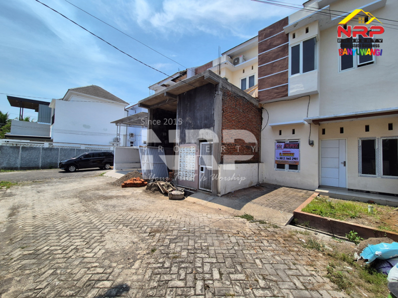 Rumah 2 lantai dengan lokasi strategis memang cuma sedikit di Banyuwangi. Rumah 2 lantai dengan lokasi strategis memang cuma sedikit di Banyuwangi. Rumah 2 lantai dengan lokasi strategis memang cuma sedikit di Banyuwangi.
Yang satu ini ada di Jl. Kepiting , lingkungan tenang dan nyaman.
Siap ditempati NRP BANYUWANGI