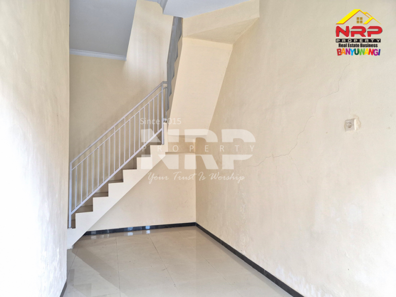 Rumah 2 lantai dengan lokasi strategis memang cuma sedikit di Banyuwangi. Rumah 2 lantai dengan lokasi strategis memang cuma sedikit di Banyuwangi. Rumah 2 lantai dengan lokasi strategis memang cuma sedikit di Banyuwangi.
Yang satu ini ada di Jl. Kepiting , lingkungan tenang dan nyaman.
Siap ditempati NRP BANYUWANGI