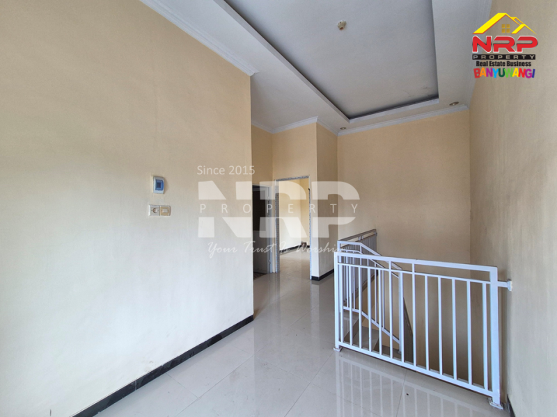 Rumah 2 lantai dengan lokasi strategis memang cuma sedikit di Banyuwangi. Rumah 2 lantai dengan lokasi strategis memang cuma sedikit di Banyuwangi. Rumah 2 lantai dengan lokasi strategis memang cuma sedikit di Banyuwangi.
Yang satu ini ada di Jl. Kepiting , lingkungan tenang dan nyaman.
Siap ditempati NRP BANYUWANGI