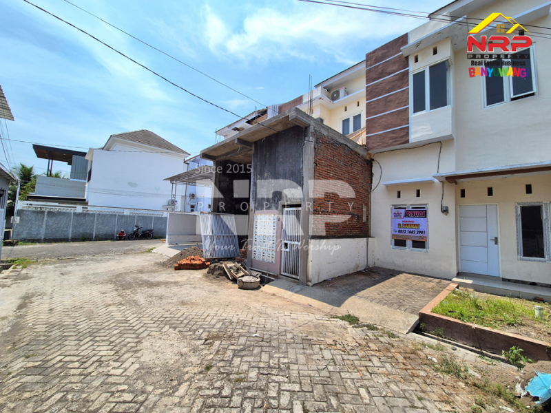 Rumah 2 lantai dengan lokasi strategis memang cuma sedikit di Banyuwangi. Rumah 2 lantai dengan lokasi strategis memang cuma sedikit di Banyuwangi. Rumah 2 lantai dengan lokasi strategis memang cuma sedikit di Banyuwangi.
Yang satu ini ada di Jl. Kepiting , lingkungan tenang dan nyaman.
Siap ditempati NRP BANYUWANGI
