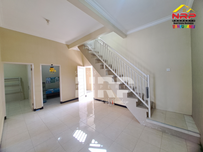 Rumah 2 lantai ini berada di tengah lingkungan pedesaan yang nyaman di Banjarsari, Glagah - Banyuwangi. Rumah 2 lantai ini berada di tengah lingkungan pedesaan yang nyaman di Banjarsari, Glagah - Banyuwangi. Ingin pulang ke rumah dengan suasana yang tenang, udara yang lebih segar, tapi tetap mudah ke mana-mana?
Rumah 2 lantai ini berada di tengah lingkungan NRP BANYUWANGI