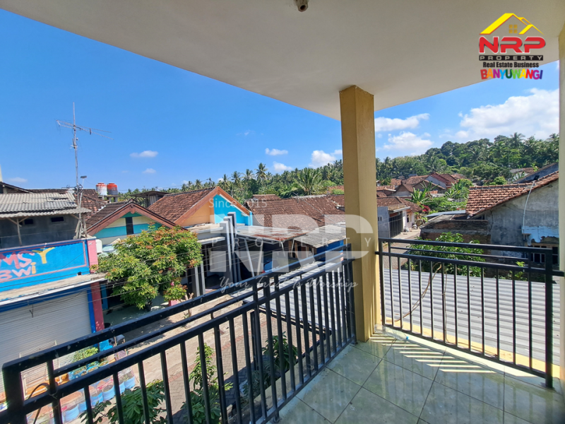 Rumah 2 lantai ini berada di tengah lingkungan pedesaan yang nyaman di Banjarsari, Glagah - Banyuwangi. Rumah 2 lantai ini berada di tengah lingkungan pedesaan yang nyaman di Banjarsari, Glagah - Banyuwangi. Ingin pulang ke rumah dengan suasana yang tenang, udara yang lebih segar, tapi tetap mudah ke mana-mana?
Rumah 2 lantai ini berada di tengah lingkungan NRP BANYUWANGI