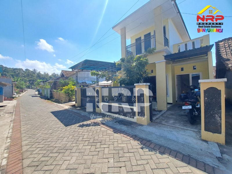 Rumah 2 lantai ini berada di tengah lingkungan pedesaan yang nyaman di Banjarsari, Glagah - Banyuwangi. Rumah 2 lantai ini berada di tengah lingkungan pedesaan yang nyaman di Banjarsari, Glagah - Banyuwangi. Ingin pulang ke rumah dengan suasana yang tenang, udara yang lebih segar, tapi tetap mudah ke mana-mana?
Rumah 2 lantai ini berada di tengah lingkungan NRP BANYUWANGI