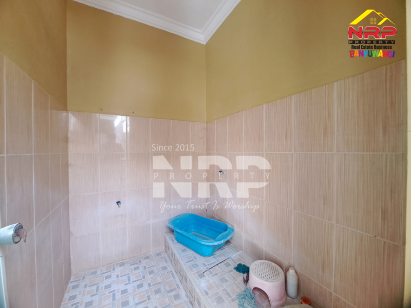 Rumah 2 lantai ini berada di tengah lingkungan pedesaan yang nyaman di Banjarsari, Glagah - Banyuwangi. Rumah 2 lantai ini berada di tengah lingkungan pedesaan yang nyaman di Banjarsari, Glagah - Banyuwangi. Ingin pulang ke rumah dengan suasana yang tenang, udara yang lebih segar, tapi tetap mudah ke mana-mana?
Rumah 2 lantai ini berada di tengah lingkungan NRP BANYUWANGI
