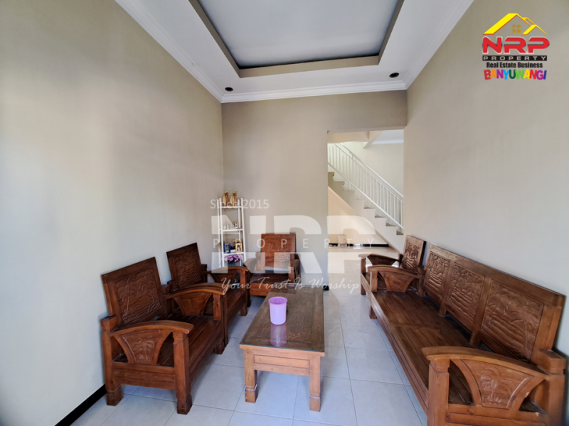 Rumah 2 lantai ini berada di tengah lingkungan pedesaan yang nyaman di Banjarsari, Glagah - Banyuwangi. Rumah 2 lantai ini berada di tengah lingkungan pedesaan yang nyaman di Banjarsari, Glagah - Banyuwangi. Ingin pulang ke rumah dengan suasana yang tenang, udara yang lebih segar, tapi tetap mudah ke mana-mana?
Rumah 2 lantai ini berada di tengah lingkungan NRP BANYUWANGI