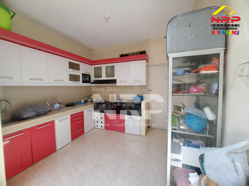 Rumah 2 lantai ini berada di tengah lingkungan pedesaan yang nyaman di Banjarsari, Glagah - Banyuwangi. Rumah 2 lantai ini berada di tengah lingkungan pedesaan yang nyaman di Banjarsari, Glagah - Banyuwangi. Ingin pulang ke rumah dengan suasana yang tenang, udara yang lebih segar, tapi tetap mudah ke mana-mana?
Rumah 2 lantai ini berada di tengah lingkungan NRP BANYUWANGI